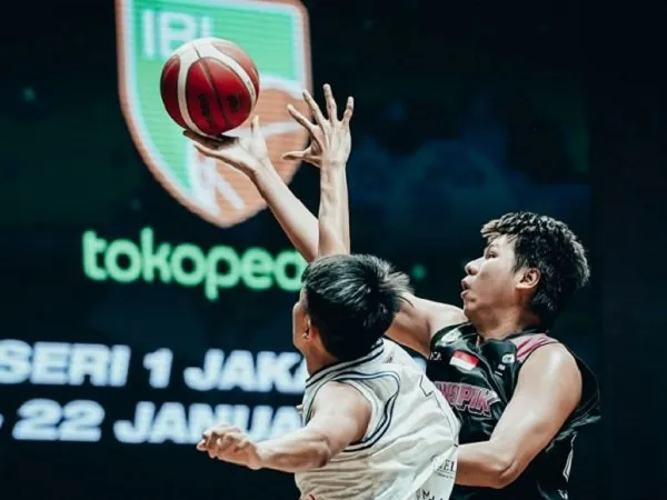 Pemain Bumi Borneo ketika berduel dengan pemain RANS PIK. (Images: IBL)