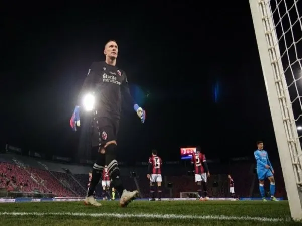 Rumah Lukasz Skorupski dibobol oleh maling saat ia bermain untuk Bologna menghadapi Napoli di giornata ke-22 Serie A akhir pekan lalu (18/1) / via Getty Images