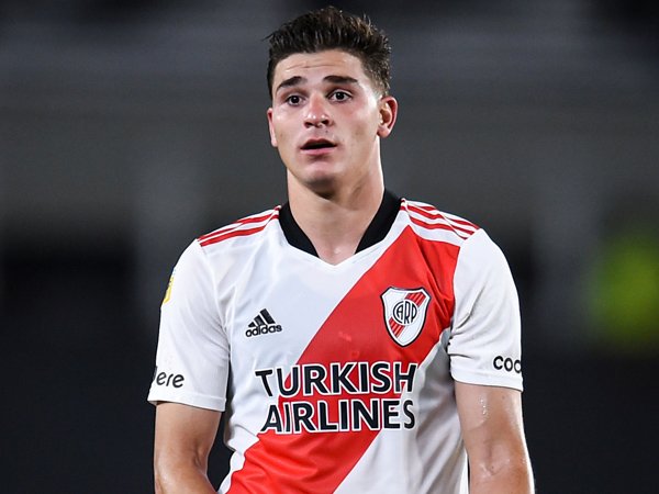 Direktur Fiorentina Konfirmasi Julian Alvarez Menuju Manchester City