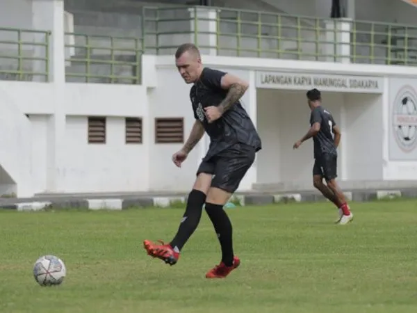 Bek asing PSM Makassar, Adam Mitter