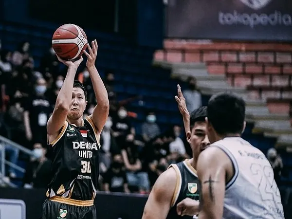 Pemain Dewa United Surabaya, Xaverius Prawiro saat melawan Bumi Borneo. (Images: IBL)