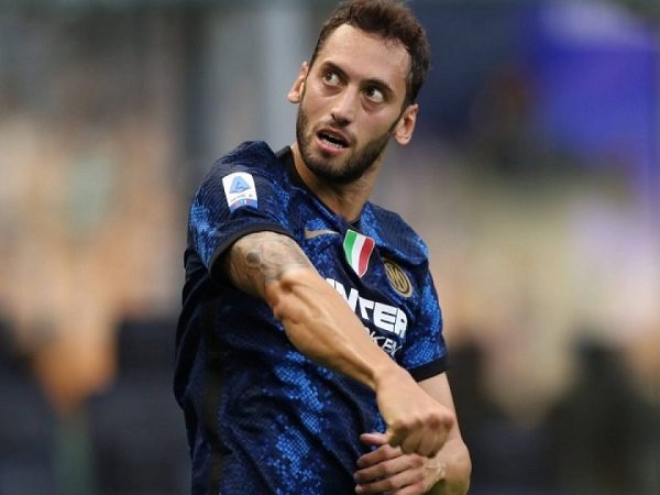 Jelang Derby Milan. Jurnalis Italia Puji Perkembangan Hakan Calhanoglu