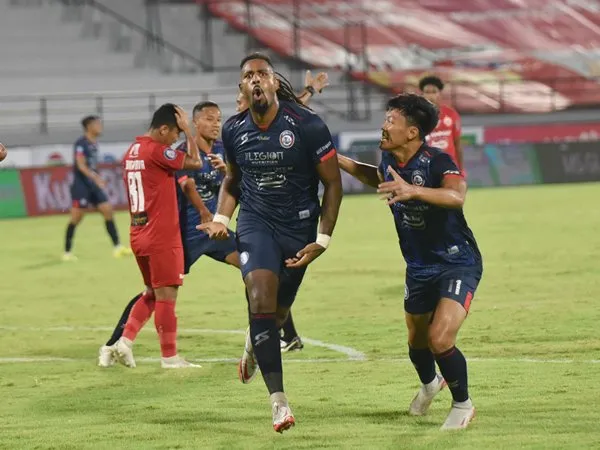 Penyerang Arema FC, Carlos Fortes merayakan gol ke gawang Persija Jakarta