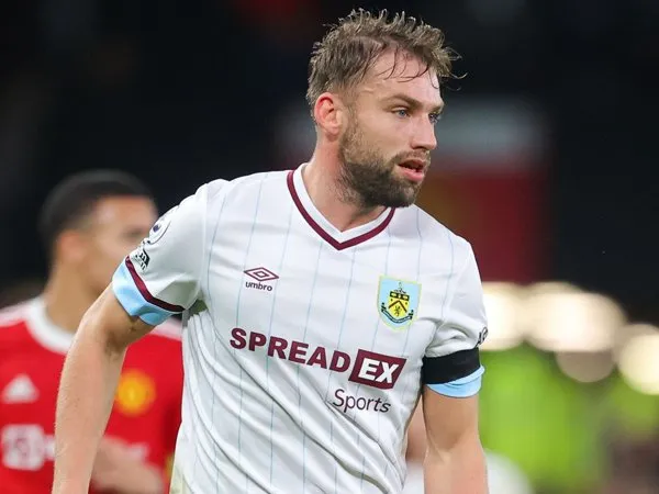 Burnley Tidak Akan Diperkuat Charlie Taylor Saat Jumpa Manchester United