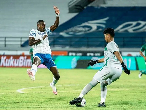 Bruno Cantanhede ketika mencoba merebut bola dari kiper