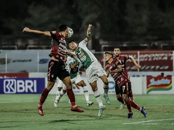 Laga PSS Sleman kontra Bali United