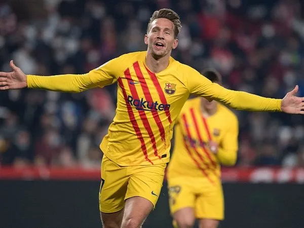 Xavi mungkin akan mainkan Luuk de Jong sebagai starter kontra Napoli.