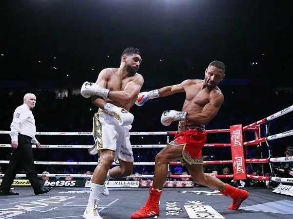 Amir Khan saat melawan Kell Brook. (Images: Getty)