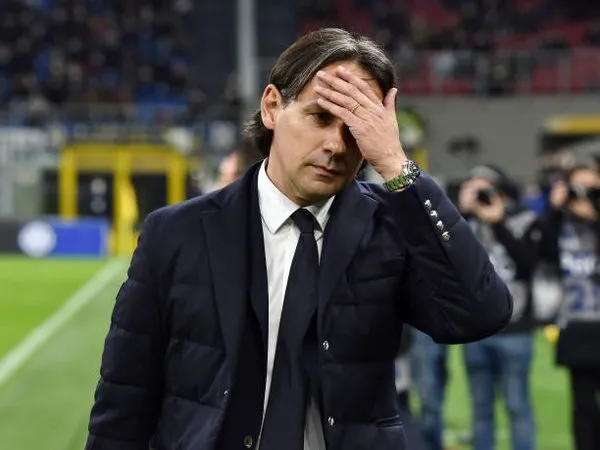 Simone Inzaghi mengaku kecewa berat usai Inter Milan keok 0-2 dari Sassuolo di giornata ke-26 Serie A dini hari tadi (21/2) / via Getty Images