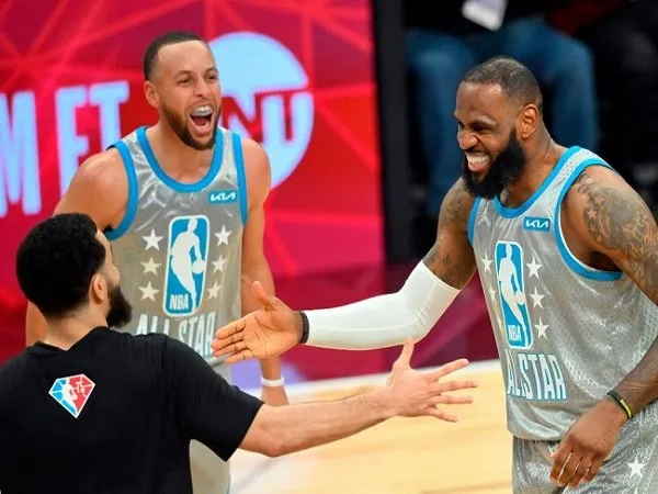 LeBron James melakukan selebrasi bersama Step Curry. (Images: USATODAYSPORTS)