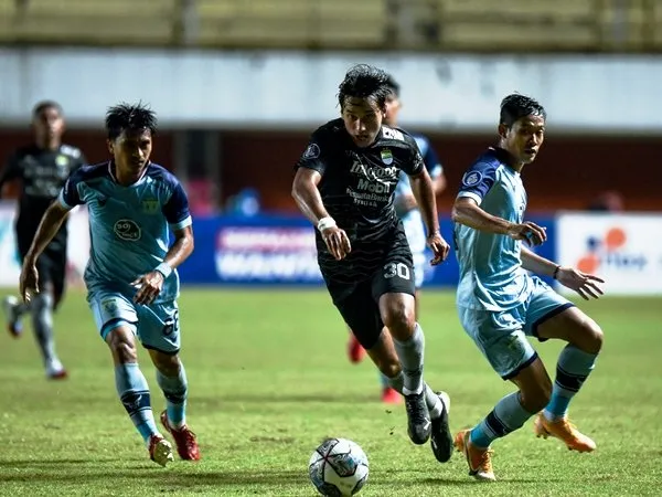 Pemain Persela ketika mengawal Ezra walian