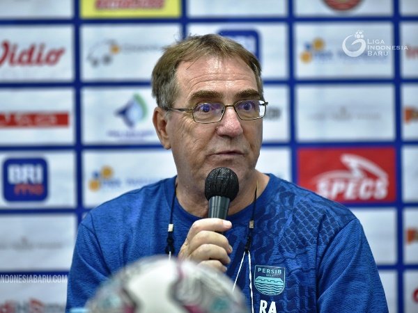 Pelatih Persib Tidak Diuntungkan Persela Ditinggal Jafri Sastra