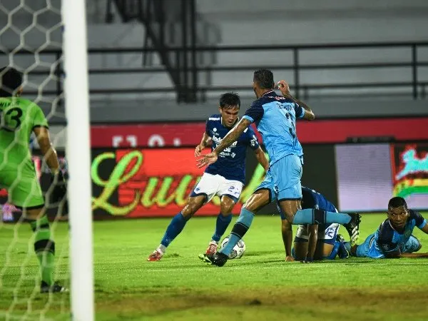 Zalnando ketika dikepung pemain Persela