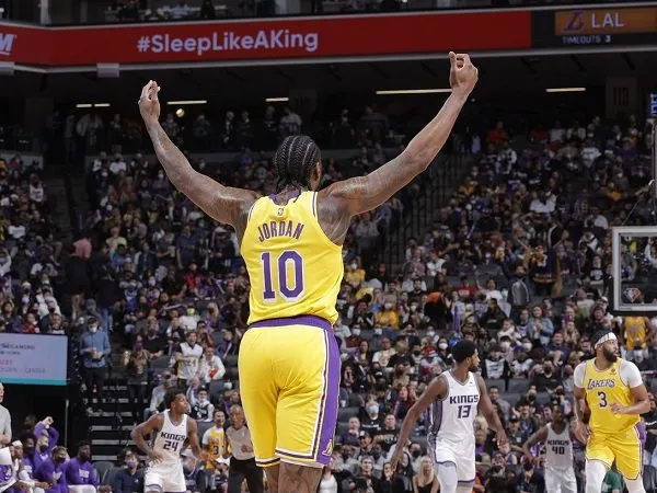 Philadelphia 76ers siap menampung Deandre Jordan yang dibuang oleh Lakers.
