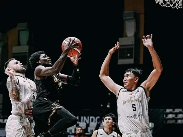 Pemain asing Bima Perkasa Jogja, Shavar Newkirk saat melawan Bima Perkasa. (Images: IBL)