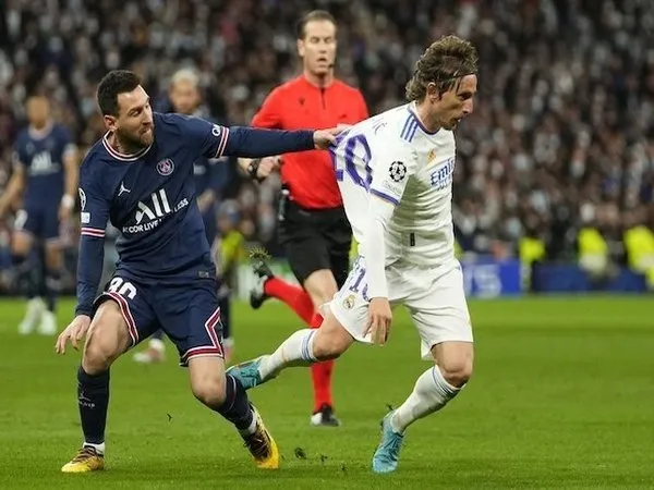 Lionel Messi kewalahan untuk mengawal Luka Modric saat PSG kalah 1-3 dari Real Madrid di leg kedua babak 16 besar Liga Champions dini hari tadi (10/3) / via AFP