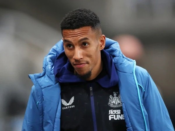 Sindir Wasit, Isaac Hayden Sebut Newcastle Main Lawan 12 Orang