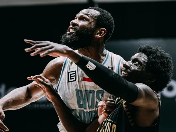 Pemain asing Evos Thunder Bogor, Kamaroko Cisse berduel dengan pemain NSH Mountain Gold Timika(Images: IBL)