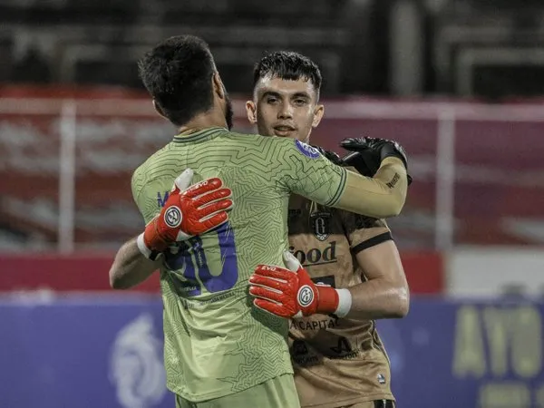 Kiper Bali United, Nadeo Argawinata memberi selamat kepada kiper Arema FC, Adilson Maringa