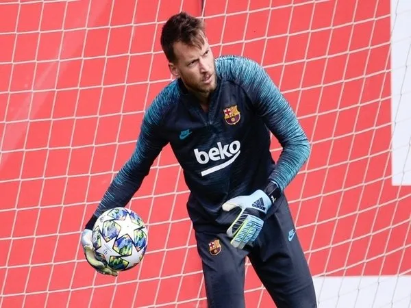 Kiper cadangan Barcelona yakni Neto Murara, diberitakan jadi rebutan Everton dan juga Aston Villa pada bursa transfer musim panas mendatang / via Getty Images