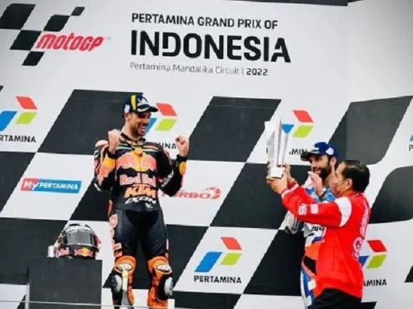 Momen ketika Presiden Jokowi memberikan trofi kemenangan di Sirkuit Mandalika.