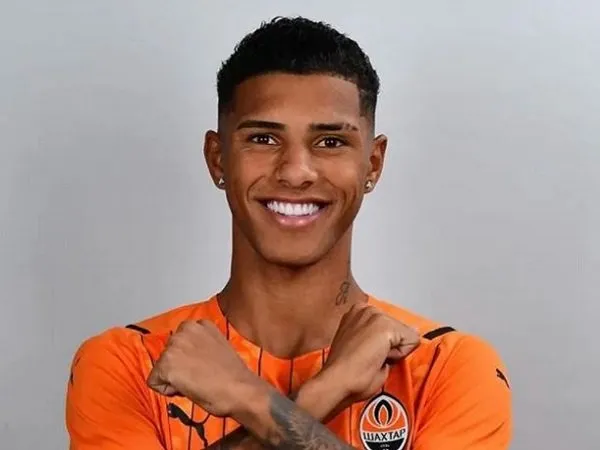 Real Madrid mengalahkan Atletico Madrid untuk mendapatkan Vinicius Tobias.