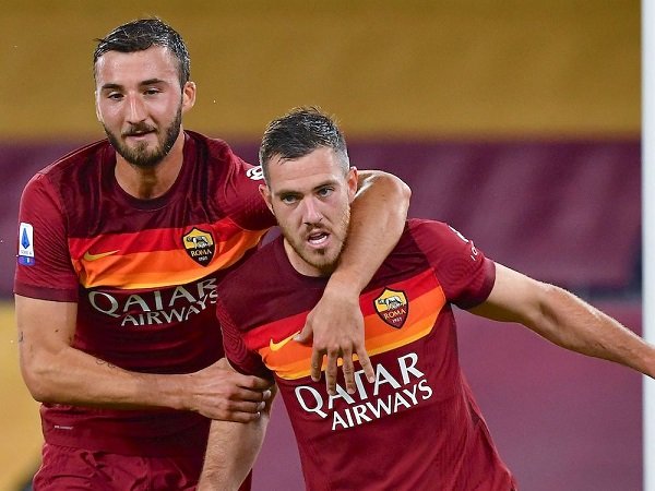 Gantikan Kessie, Milan Bidik Dua Gelandang Roma Cristante dan Veretout