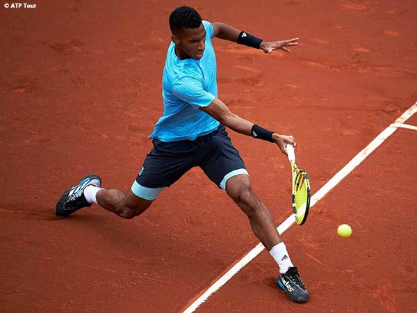 Meski Terseok-Seok, Felix Auger Aliassime Bertahan Di Barcelona