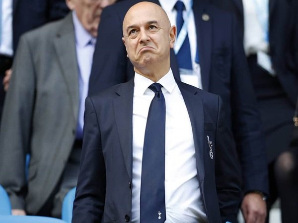 Daniel Levy Terganggu Dengan Rumor Pochettino dan Antonio Conte