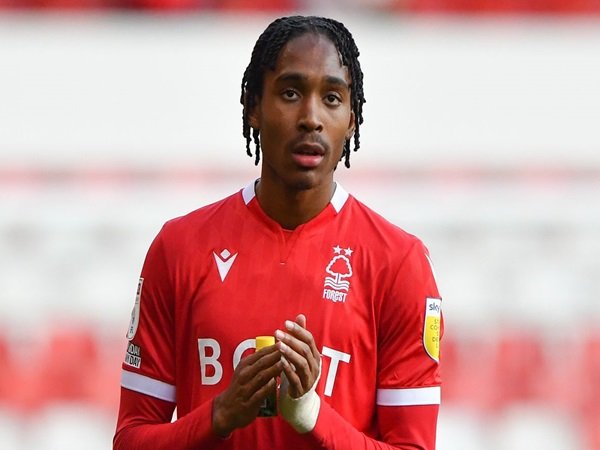 Djed Spence Disarankan Gabung Tottenham Ketimbang Arsenal