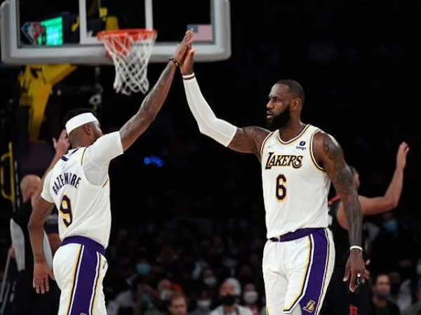 Kent Bazemore beri pembelaan kepada LeBron James yang dihujat akibat gagal bawa Lakers lolos playoff.