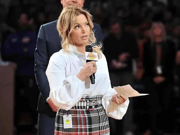 L.A Lakers prioritaskan cari pelatih baru terlebih dahulu.