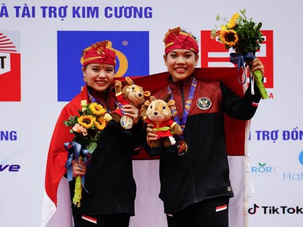 Atlet pencak silat nomor seni ganda putri Riska Hermawan/Ririn Rinasih peraih medali emas Indonesia di Sea Games Vietnam 2021