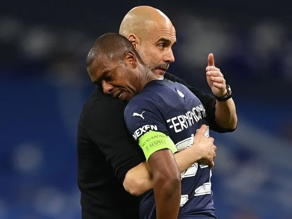 Fernandinho dan Pep Guardiola.
