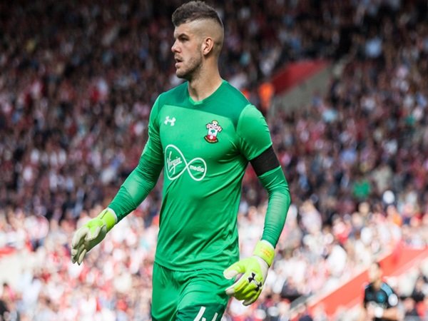 Tottenham Targetkan Kiper Southampton Jadi Pelapis Hugo Lloris