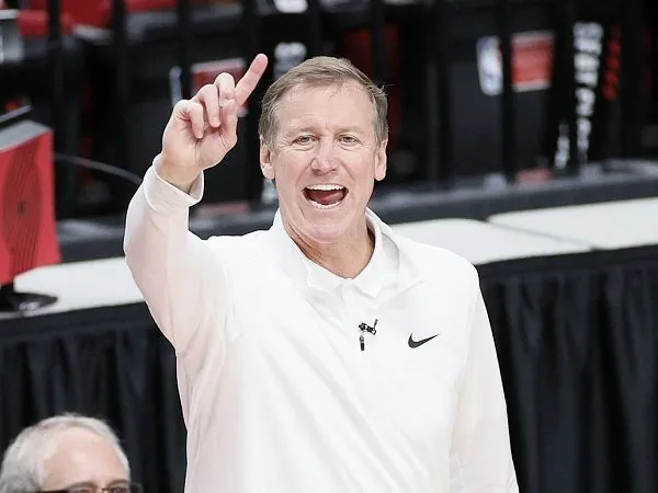 Los Angeles Lakers lakukan interview lanjutan kepada Terry Stotts.