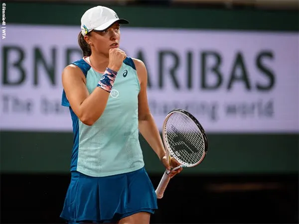 Iga Swiatek sabet kemenangan ke-30 beruntun di French Open usai bantai Alison Riske