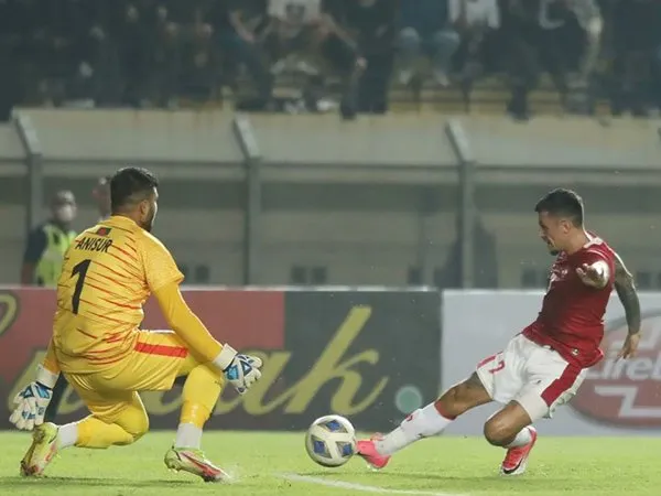 Pemain timnas Indonesia, Stefano Lilipaly saat menghadapi Bangladesh