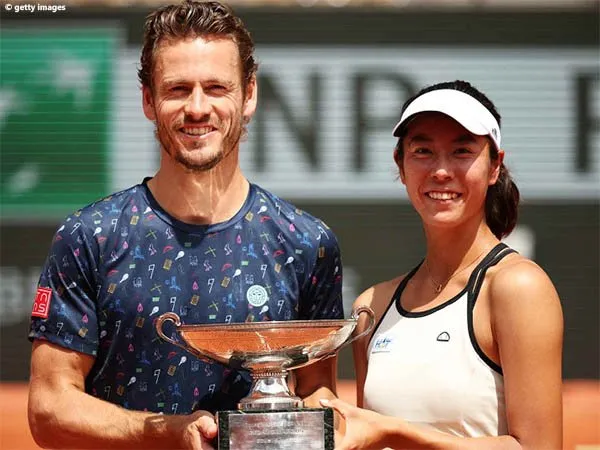 Wesley Koolhof dan Ena Shibahara naik podium juara French Open