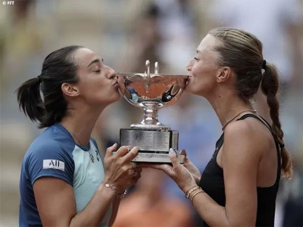 Caroline Garcia dan Kristina Mladenovic ciptakan momen berharga di French Open 2022