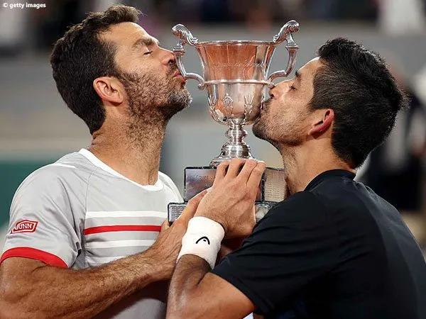 Juan Julien Rojer dan Marcelo Arevalo naik podium juara di French Open