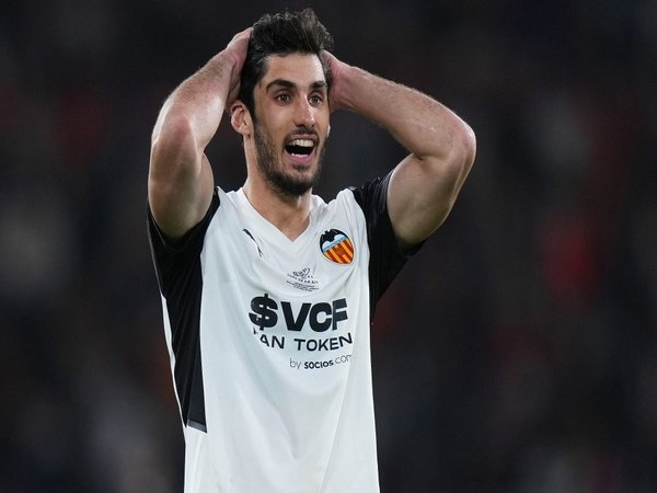 Minati Goncalo Guedes, AS Roma Disaingi Oleh Wolves