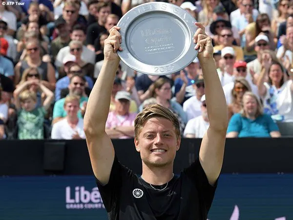 Tim Van Rijthoven naik podium juara untuk kali pertama di 's-Hertogenbosch musim 2022