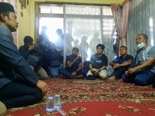 Erwin Ramdani bersama perwakilan tim Persib melakukan takziah ke rumah Asep Ahmad Solihin