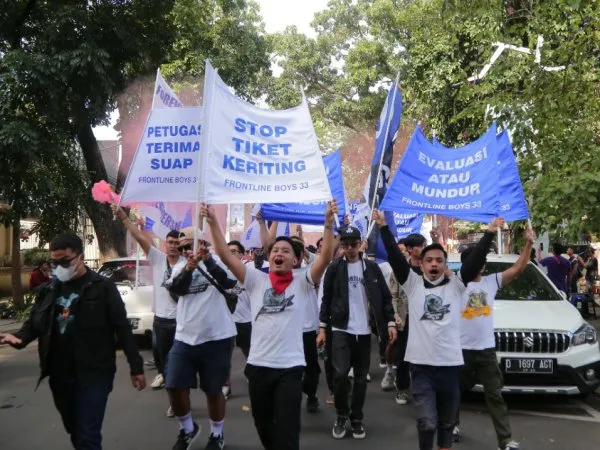 Massa Bobotoh ketika melakukan long march dari Lapangan Saparua ke Graha Persib