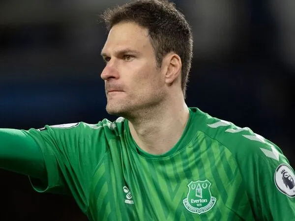 Asmir Begovic yakin Everton akan membaik musim depan.