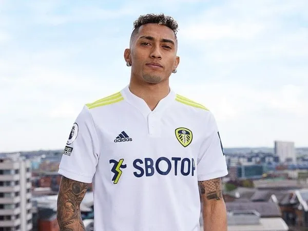 Raphinha dikabarkan memohon kepada agennya yaitu Deco Souza, untuk menyetop potensi kepindahannya ke Chelsea musim panas ini / via Leeds United Official