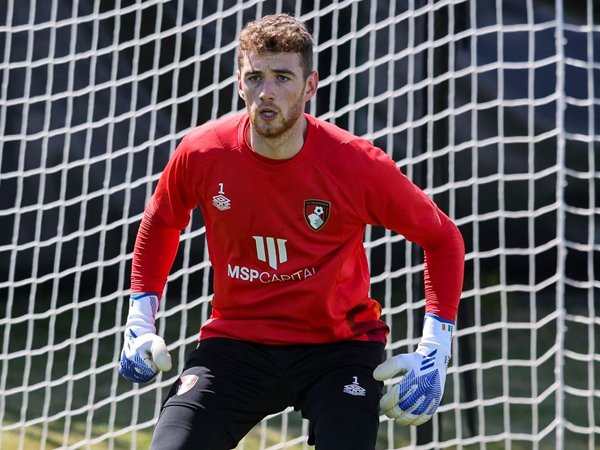 Bournemouth Resmi Perpanjang Kontrak Mark Travers