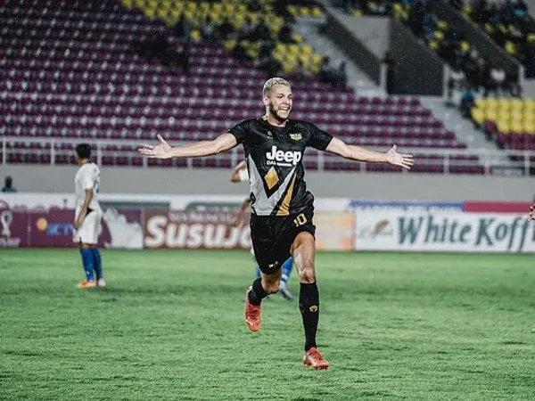Penyerang Dewa United FC, Karim Rossi merayakan gol di Piala Presiden 2022