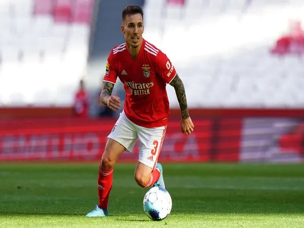 Alex Grimaldo masuk dalam radar Arsenal untuk dijadikan sebagai kompetitor dari Kieran Tierney di sektor bek kiri / via Getty Images